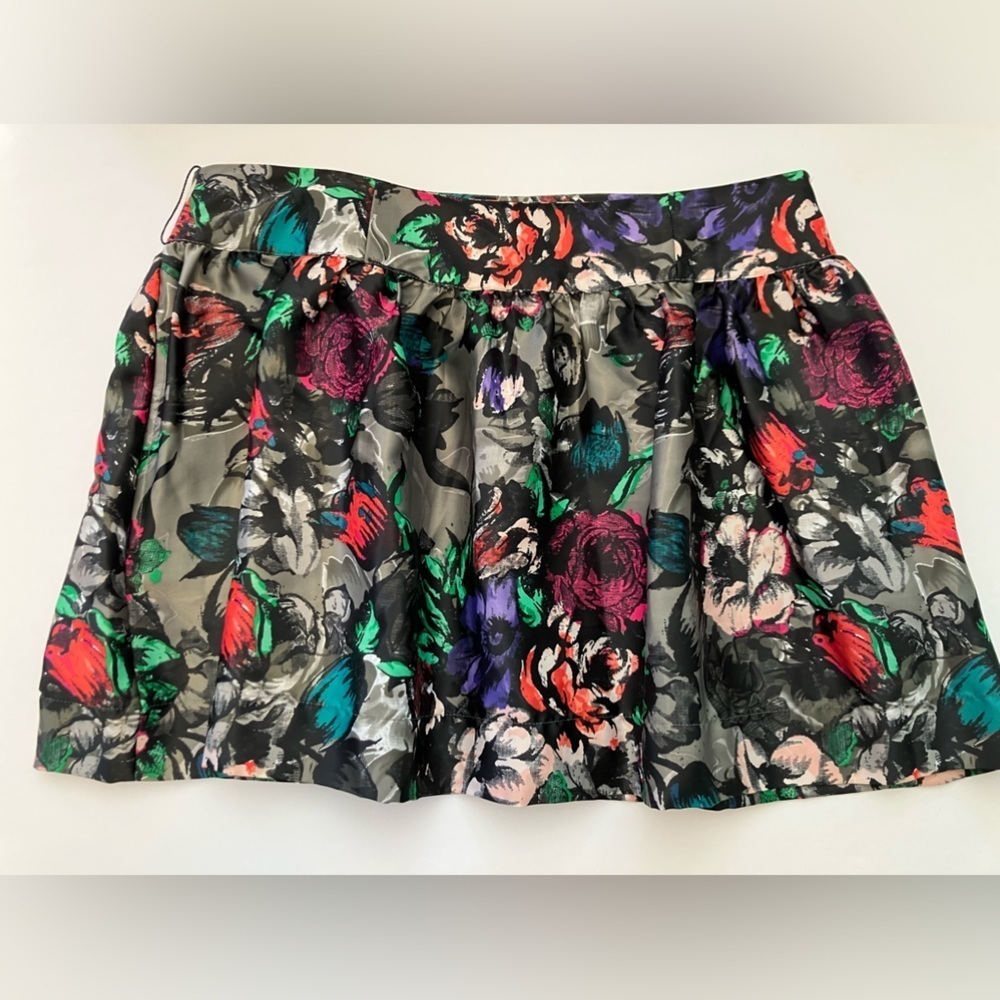Multicolored Satiny Floral Women’s (Junior) Mini Skirt, Size 11, Gray/Red/Green